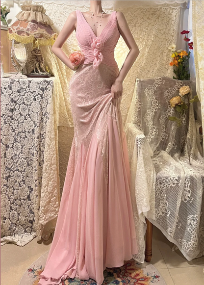 Elegantes pinkes Träger-V-Ausschnitt Chiffon-Spitzen-Rosen-Ballkleid P3769