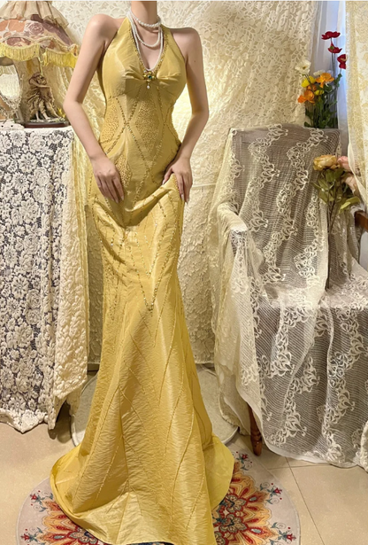 Elegantes, ärmelloses Meerjungfrauen-Abendkleid aus Satin mit Neckholder und handbestickten Perlen P3770