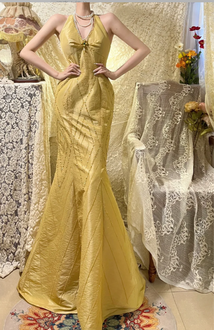 Elegantes, ärmelloses Meerjungfrauen-Abendkleid aus Satin mit Neckholder und handbestickten Perlen P3770