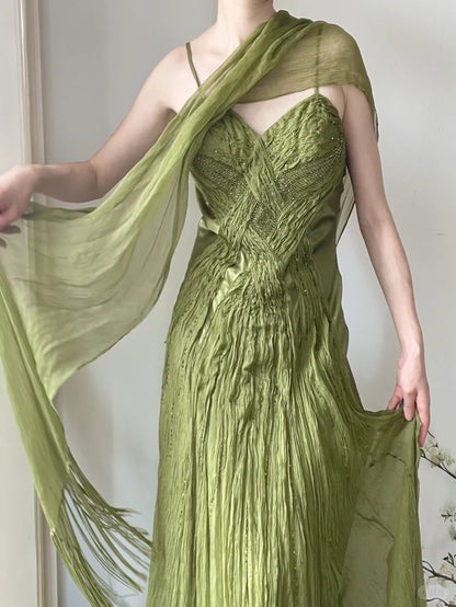 Fließendes grünes, trägerloses, plissiertes Satin-Chiffon-Abendkleid P3785