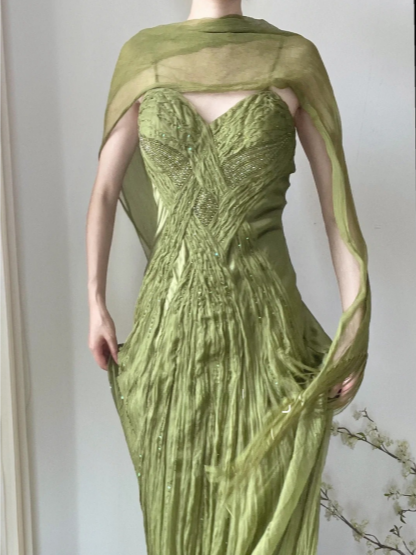 Fließendes grünes, trägerloses, plissiertes Satin-Chiffon-Abendkleid P3785