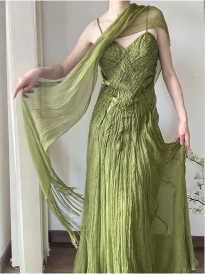 Fließendes grünes, trägerloses, plissiertes Satin-Chiffon-Abendkleid P3785