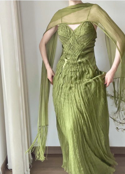 Fließendes grünes, trägerloses, plissiertes Satin-Chiffon-Abendkleid P3785