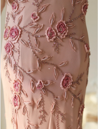 Elegantes Ballkleid im Meerjungfrauen-Stil mit Schwingkragen, 3D-Rosenapplikation und Chiffon-Trägern P3786