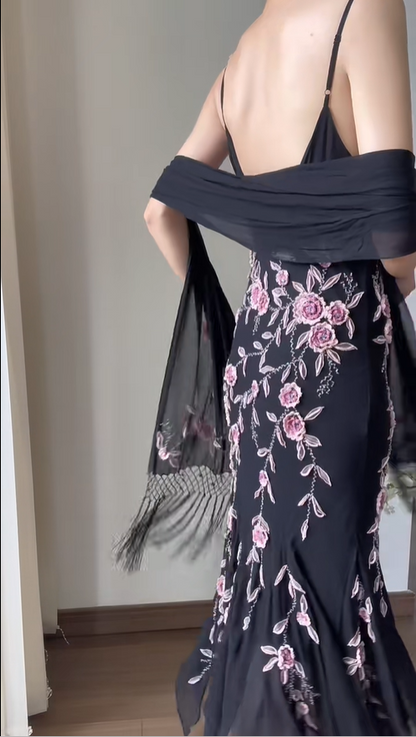 Elegantes Ballkleid im Meerjungfrauen-Stil mit Schwingkragen, 3D-Rosenapplikation und Chiffon-Trägern P3786