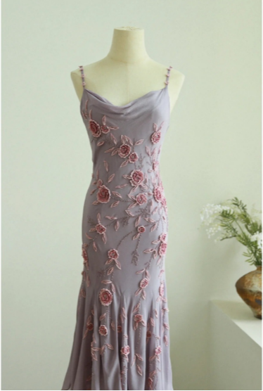 Elegantes Ballkleid im Meerjungfrauen-Stil mit Schwingkragen, 3D-Rosenapplikation und Chiffon-Trägern P3786