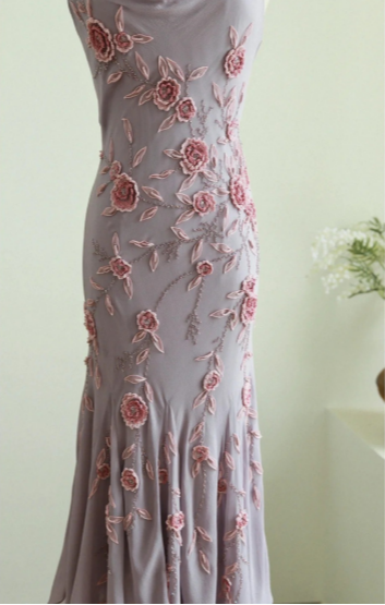 Elegantes Ballkleid im Meerjungfrauen-Stil mit Schwingkragen, 3D-Rosenapplikation und Chiffon-Trägern P3786