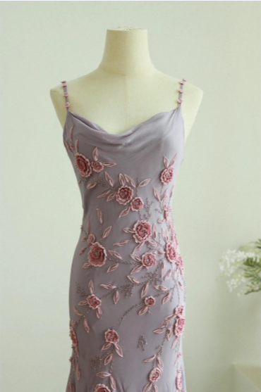 Elegantes Ballkleid im Meerjungfrauen-Stil mit Schwingkragen, 3D-Rosenapplikation und Chiffon-Trägern P3786
