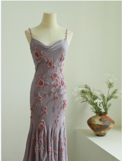 Elegantes Ballkleid im Meerjungfrauen-Stil mit Schwingkragen, 3D-Rosenapplikation und Chiffon-Trägern P3786
