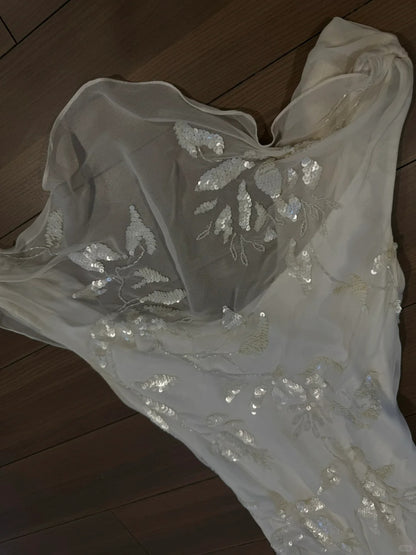 Elegantes weißes langes Ballkleid mit Schwingausschnitt, Pailletten und Chiffon P3788