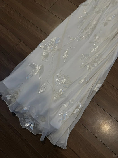 Elegantes weißes langes Ballkleid mit Schwingausschnitt, Pailletten und Chiffon P3788