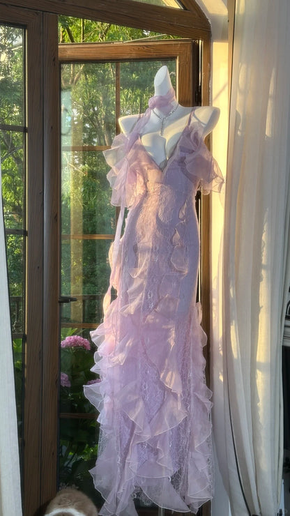Wunderschönes Lavendelfarbenes, tief ausgeschnittenes, trägerloses Meerjungfrauen-Ballkleid mit Rüschen und Spitze P3795