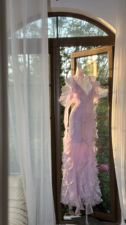 Wunderschönes Lavendelfarbenes, tief ausgeschnittenes, trägerloses Meerjungfrauen-Ballkleid mit Rüschen und Spitze P3795
