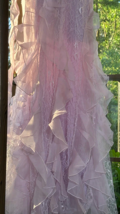 Wunderschönes Lavendelfarbenes, tief ausgeschnittenes, trägerloses Meerjungfrauen-Ballkleid mit Rüschen und Spitze P3795