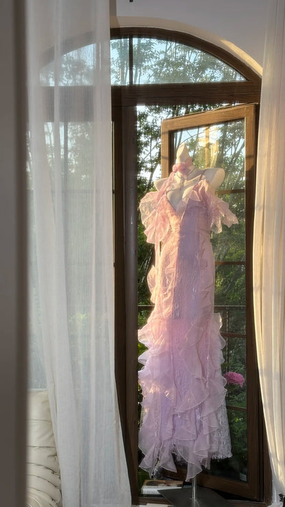 Wunderschönes Lavendelfarbenes, tief ausgeschnittenes, trägerloses Meerjungfrauen-Ballkleid mit Rüschen und Spitze P3795
