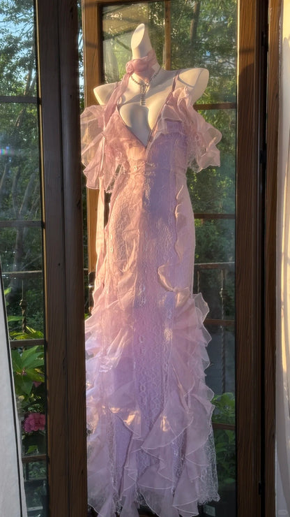 Wunderschönes Lavendelfarbenes, tief ausgeschnittenes, trägerloses Meerjungfrauen-Ballkleid mit Rüschen und Spitze P3795