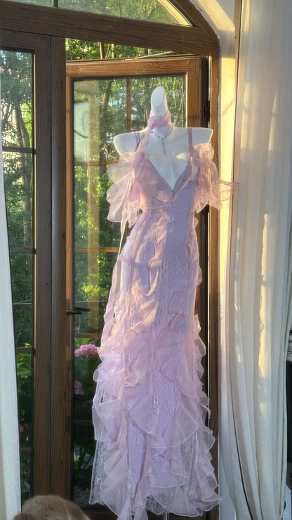 Wunderschönes Lavendelfarbenes, tief ausgeschnittenes, trägerloses Meerjungfrauen-Ballkleid mit Rüschen und Spitze P3795