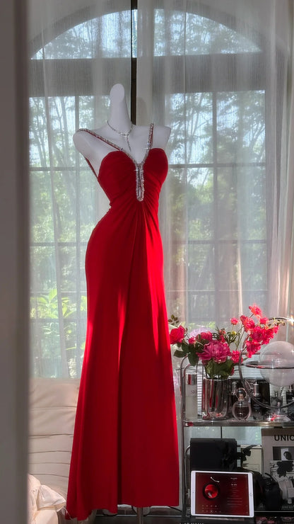 Sexy rotes Neckholder-Kleid aus Chiffon mit Perlenverzierung und rückenfreiem Design P3798