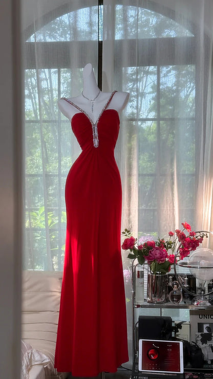 Sexy rotes Neckholder-Kleid aus Chiffon mit Perlenverzierung und rückenfreiem Design P3798