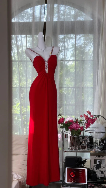 Sexy rotes Neckholder-Kleid aus Chiffon mit Perlenverzierung und rückenfreiem Design P3798