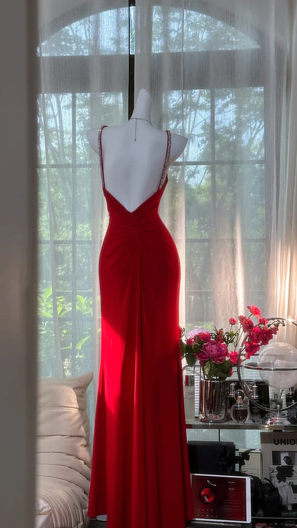 Sexy rotes Neckholder-Kleid aus Chiffon mit Perlenverzierung und rückenfreiem Design P3798