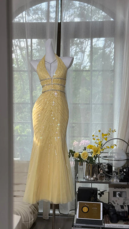 Hübsches gelbes Pailletten-Neckholder-Meerjungfrauen-Ballkleid mit freiem Rücken P3800