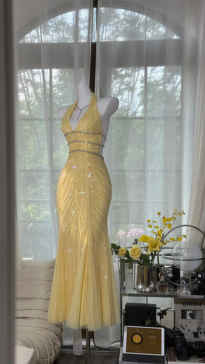 Hübsches gelbes Pailletten-Neckholder-Meerjungfrauen-Ballkleid mit freiem Rücken P3800
