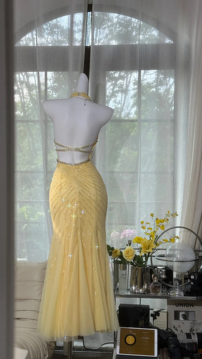 Hübsches gelbes Pailletten-Neckholder-Meerjungfrauen-Ballkleid mit freiem Rücken P3800