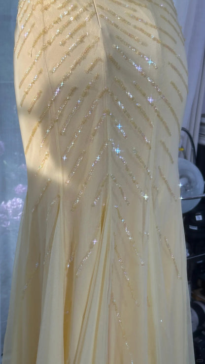 Hübsches gelbes Pailletten-Neckholder-Meerjungfrauen-Ballkleid mit freiem Rücken P3800
