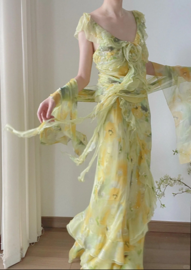 Hellgelbes und grünes, gerafftes Chiffon-Ballkleid mit V-Ausschnitt P3803
