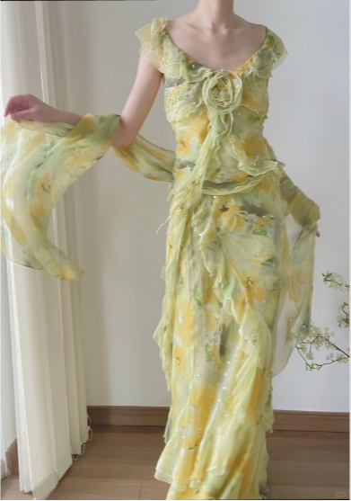 Hellgelbes und grünes, gerafftes Chiffon-Ballkleid mit V-Ausschnitt P3803