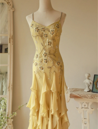 Fließendes trägerloses gelbes Perlenquallenrock Chiffon-Ballkleid P3804