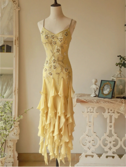 Fließendes trägerloses gelbes Perlenquallenrock Chiffon-Ballkleid P3804