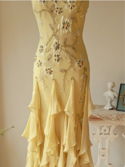 Fließendes trägerloses gelbes Perlenquallenrock Chiffon-Ballkleid P3804