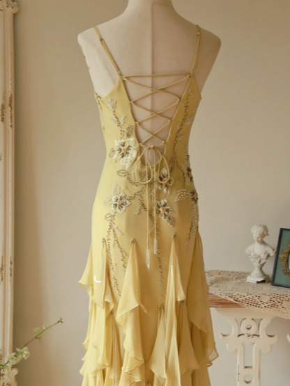 Fließendes trägerloses gelbes Perlenquallenrock Chiffon-Ballkleid P3804