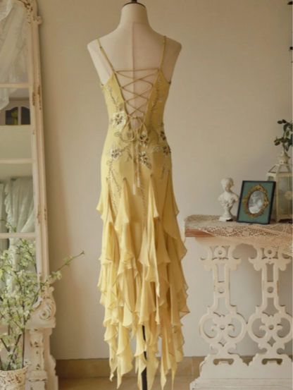 Fließendes trägerloses gelbes Perlenquallenrock Chiffon-Ballkleid P3804
