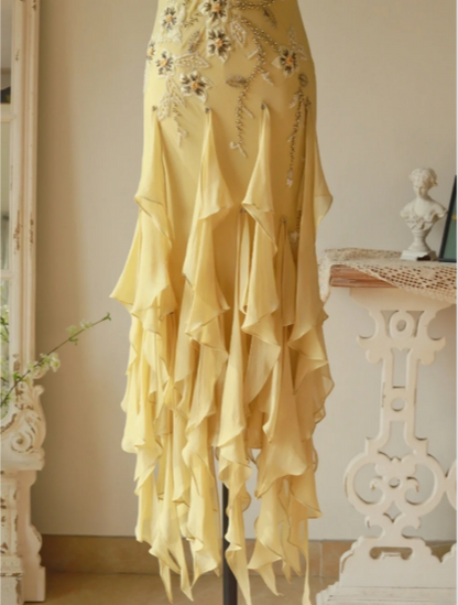 Fließendes trägerloses gelbes Perlenquallenrock Chiffon-Ballkleid P3804