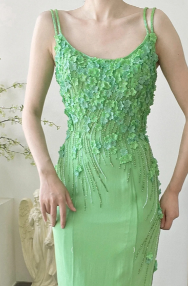 Atemberaubendes grünes Neckholder-Abendkleid aus Chiffon mit Blumenperlen und Meerjungfrauen-Silhouette P3805