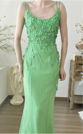 Atemberaubendes grünes Neckholder-Abendkleid aus Chiffon mit Blumenperlen und Meerjungfrauen-Silhouette P3805