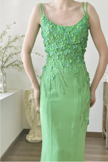Atemberaubendes grünes Neckholder-Abendkleid aus Chiffon mit Blumenperlen und Meerjungfrauen-Silhouette P3805