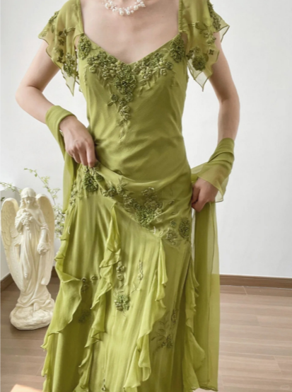 Elegantes grünes besticktes Chiffon-Abschlussballkleid mit Flügärmeln P3806