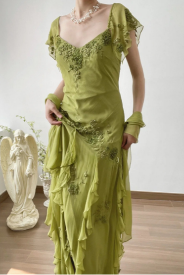 Elegantes grünes besticktes Chiffon-Abschlussballkleid mit Flügärmeln P3806