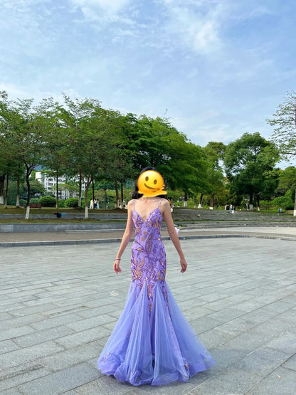 Atemberaubendes lila, trägerloses V-Ausschnitt-Ballkleid aus bedrucktem Tüll im Meerjungfrauen-Stil P3808