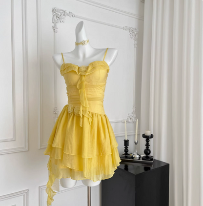 Schönes gelbes Trägerkleid mit Blumen, unregelmäßigem Rüschensaum, Chiffon, 17. Geburtstag, kurzes Rock-Heimkehrkleid P3830