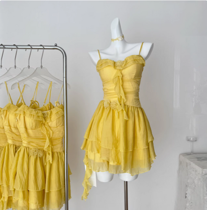 Schönes gelbes Trägerkleid mit Blumen, unregelmäßigem Rüschensaum, Chiffon, 17. Geburtstag, kurzes Rock-Heimkehrkleid P3830