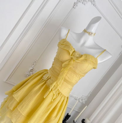 Schönes gelbes Trägerkleid mit Blumen, unregelmäßigem Rüschensaum, Chiffon, 17. Geburtstag, kurzes Rock-Heimkehrkleid P3830