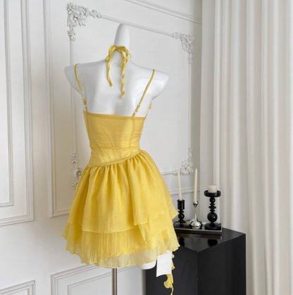 Schönes gelbes Trägerkleid mit Blumen, unregelmäßigem Rüschensaum, Chiffon, 17. Geburtstag, kurzes Rock-Heimkehrkleid P3830