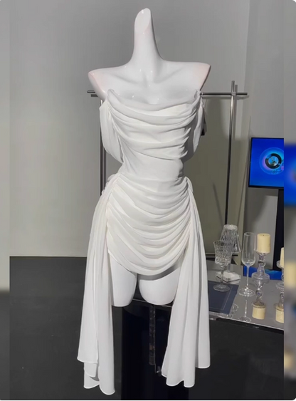 Schlichtes schulterfreies, plissiertes Chiffonkleid in Weiß zum 17. Geburtstag als Ballkleid P3906