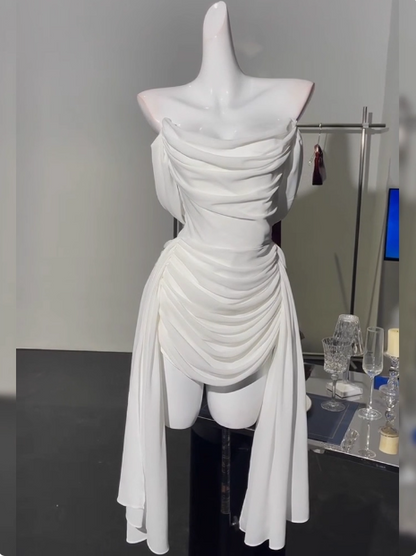 Schlichtes schulterfreies, plissiertes Chiffonkleid in Weiß zum 17. Geburtstag als Ballkleid P3906