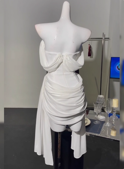 Schlichtes schulterfreies, plissiertes Chiffonkleid in Weiß zum 17. Geburtstag als Ballkleid P3906